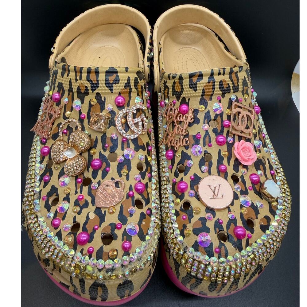 Nice Custom decorated platform feature a leopard print upper Size 10